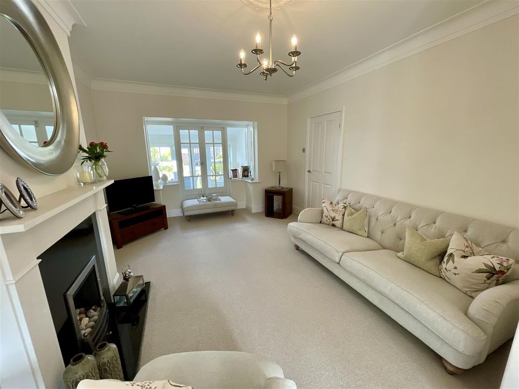 Property photo 3 of 22 Lounge