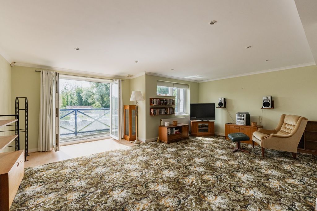 Property photo 3 of 14 Sitting Room