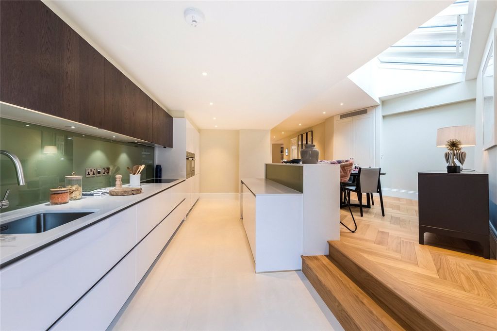 Property photo 3 of 9 Kitchen