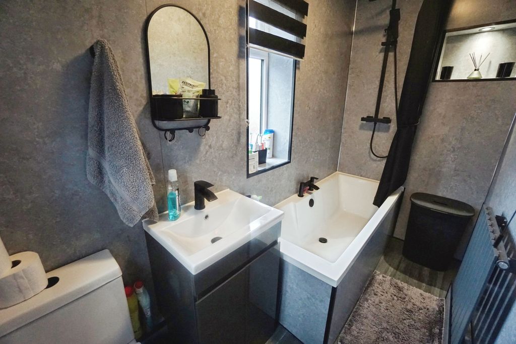 Property photo 3 of 17 Bathroom