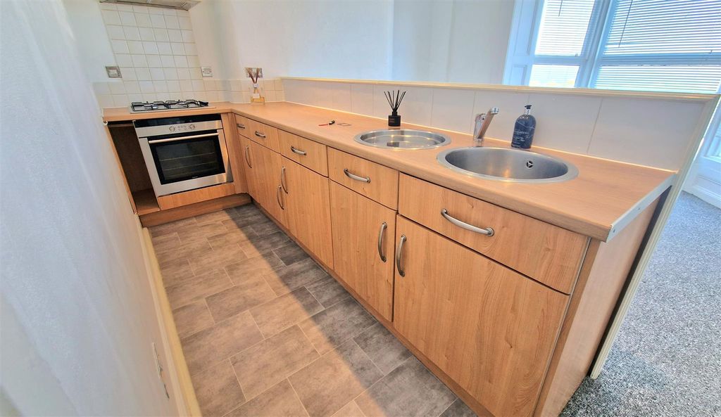 Property photo 3 of 6 Kitchen