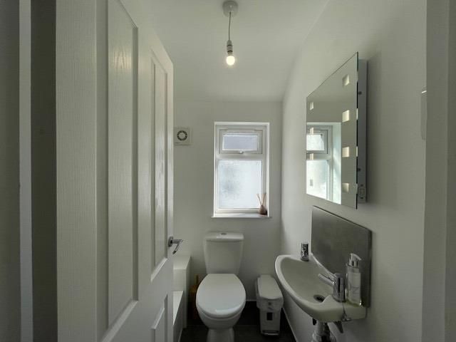 Property photo 3 of 10 Bathroom