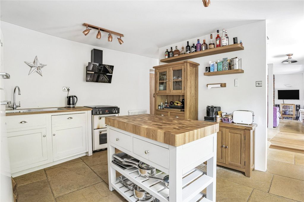Property photo 2 of 10 Kitchen