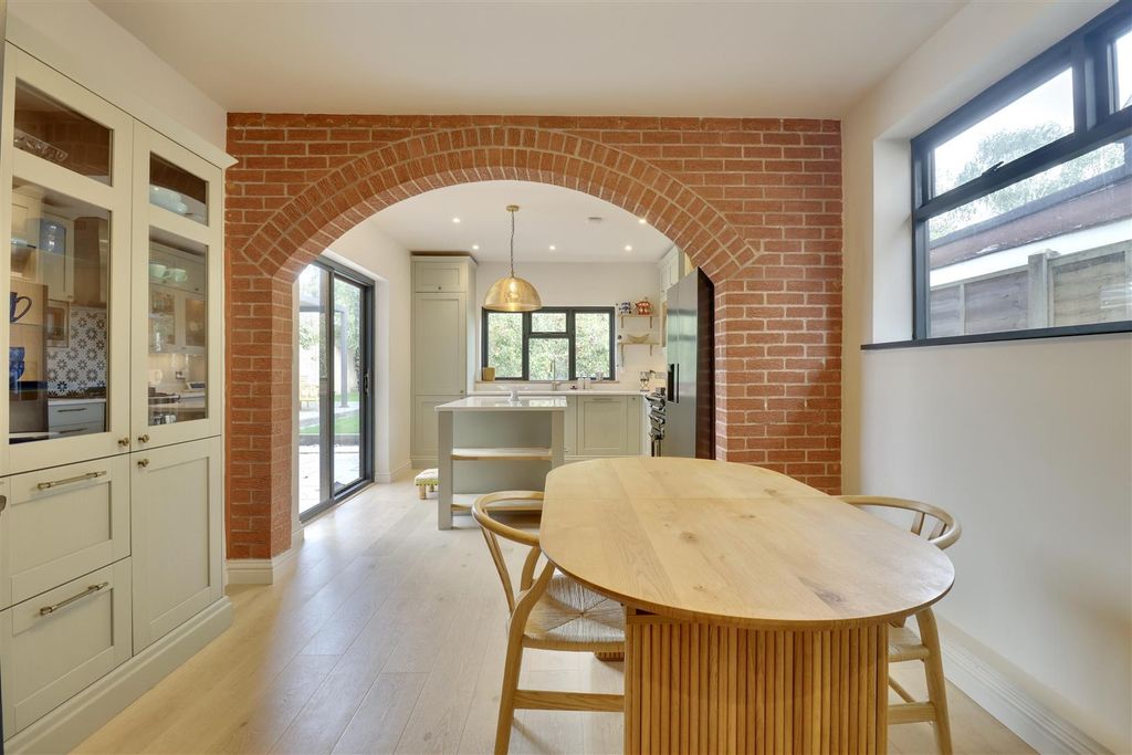 Property photo 2 of 34 Breakfast Room