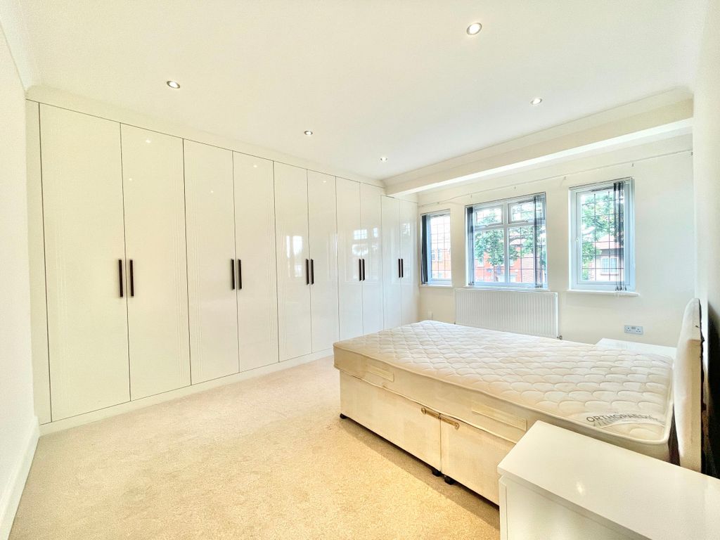 Property photo 3 of 24