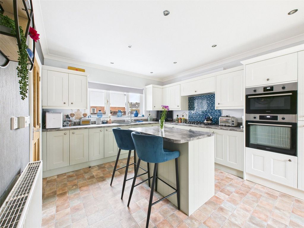 Property photo 3 of 18 Kitchen