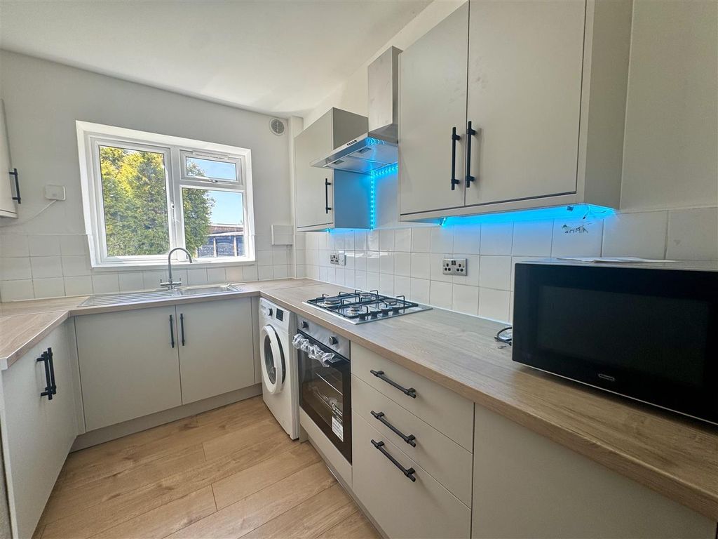 Property photo 2 of 8 Kitchen