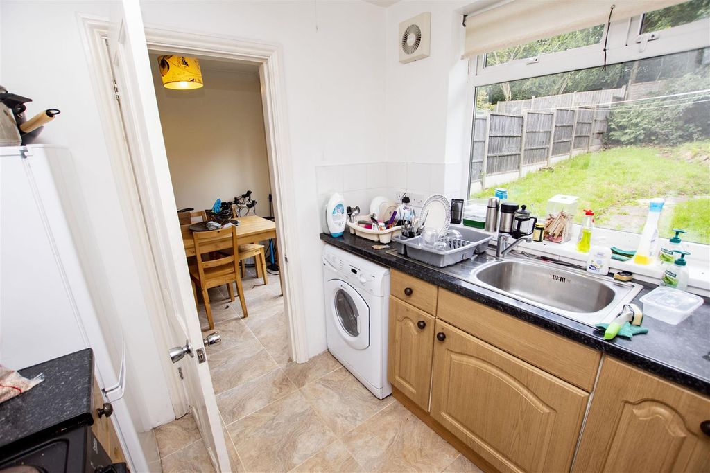 Property photo 2 of 7 Kitchen
