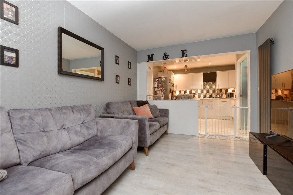 Property photo 3 of 10 Lounge