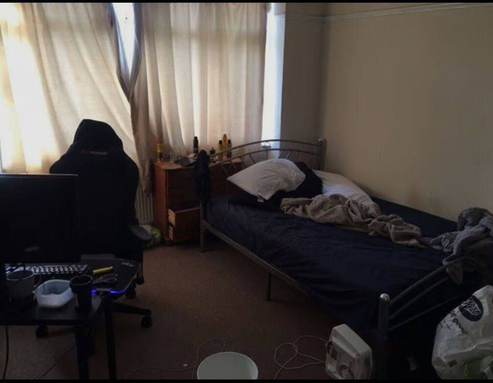 Property photo 3 of 5 A Cozy Double Bedroom With Good Natural Light, Per...