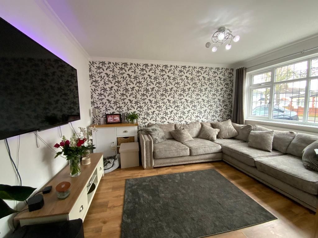 Property photo 2 of 18 Living Room 13'11 x 11'2