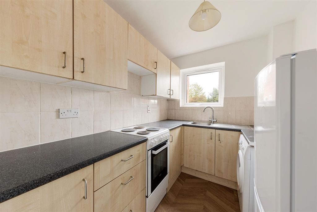 Property photo 3 of 17 Gordon Road, E18