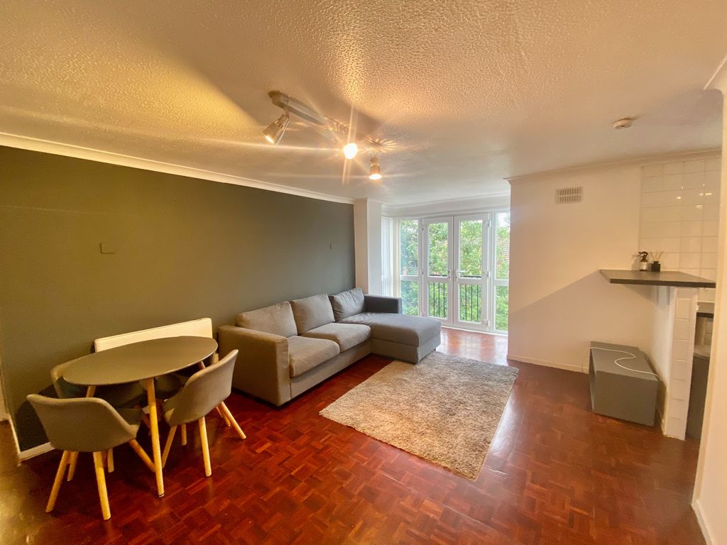 Property photo 3 of 10 Lounge3