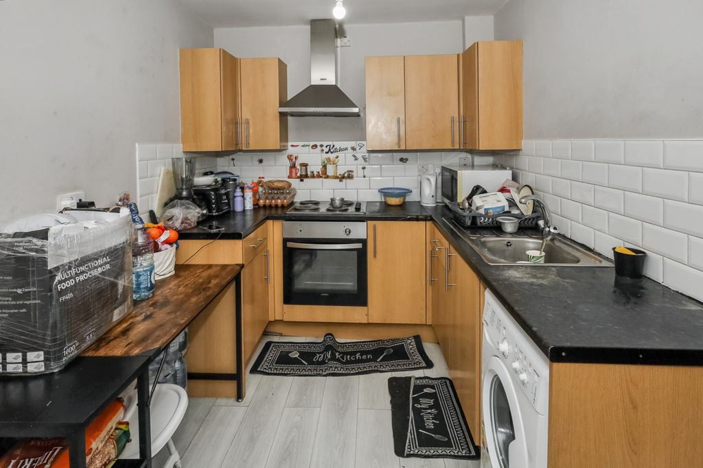 Property photo 3 of 7 1A Goodmayes Lane, Ilford, Essex, Ig3 9Pb