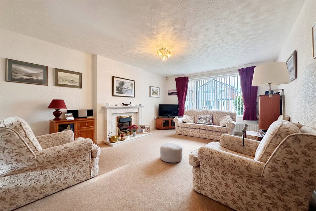 Property photo 2 of 16 Lounge