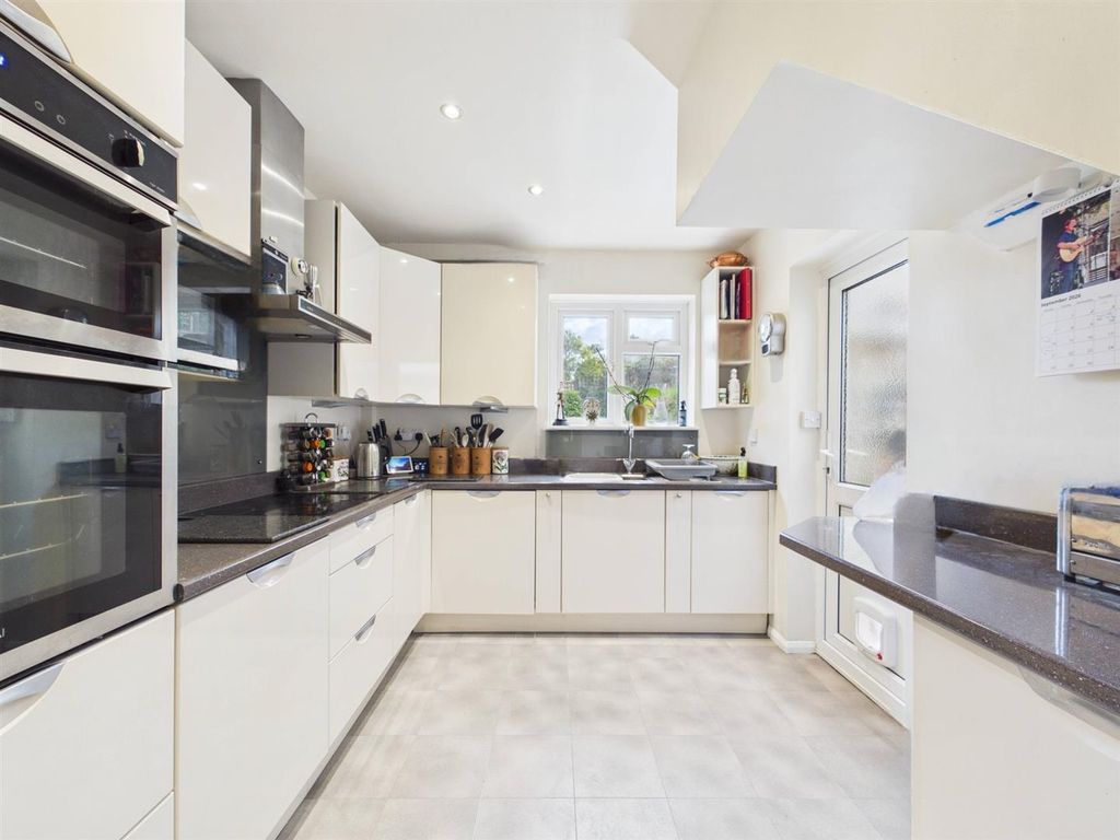 Property photo 3 of 17 Cam01563G0-Pr0352-Still007.Jpg