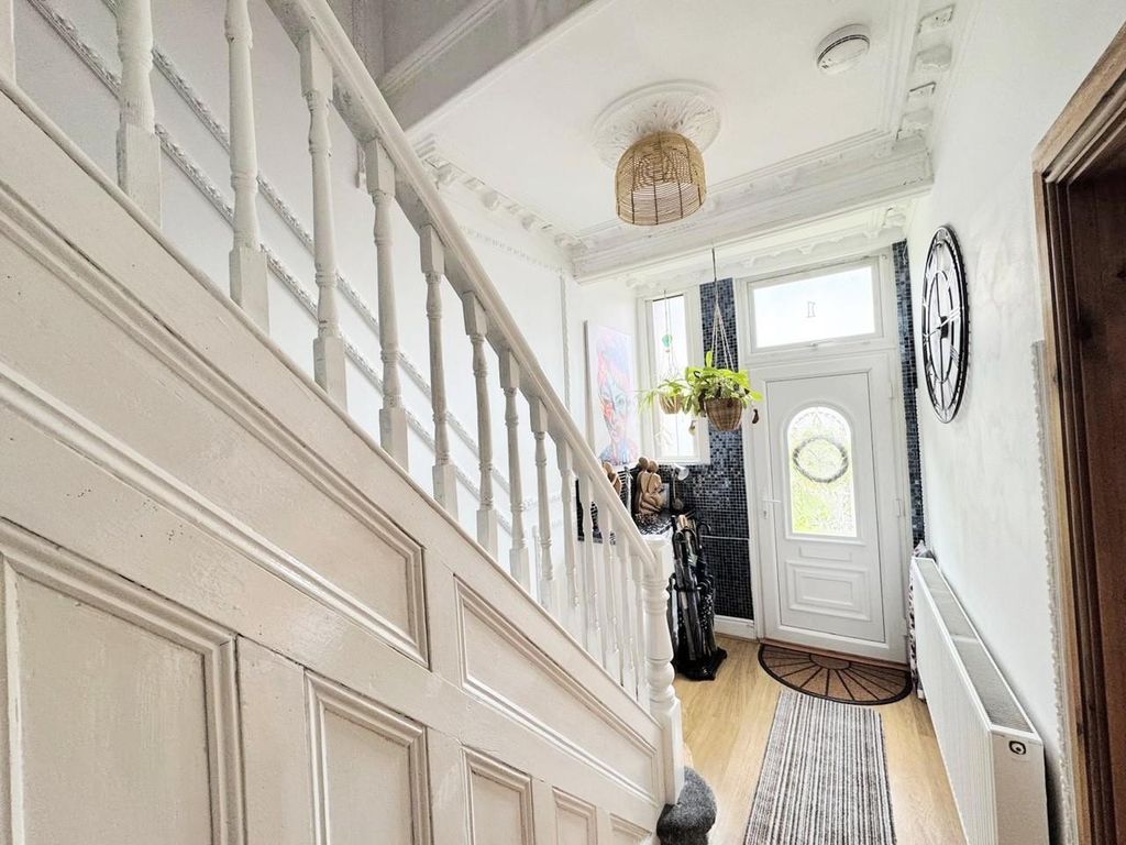 Property photo 2 of 16 Entrance Hall