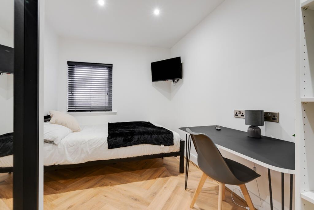 Property photo 3 of 15 This Modern Double Bedroom Features A Cozy Layout ...