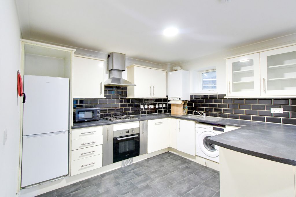 Property photo 1 of 7 Photo 6