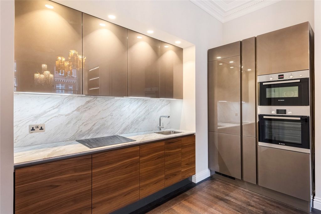 Property photo 2 of 10 Kitchen