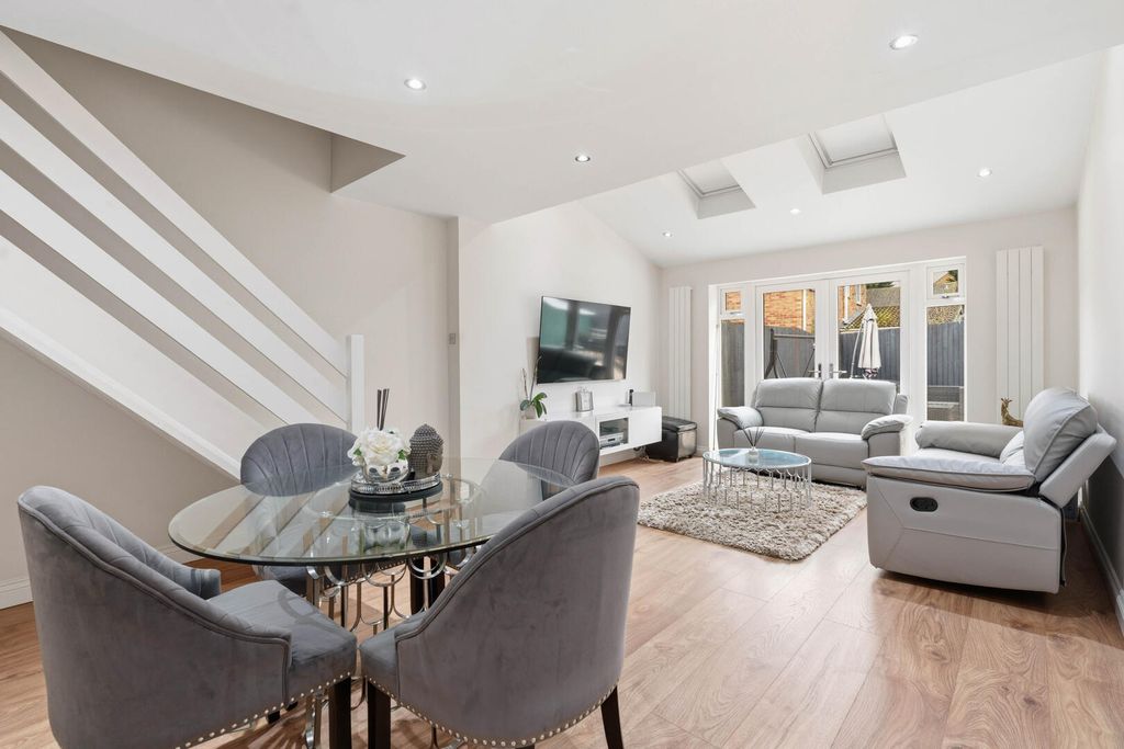 Property photo 2 of 27 Living Room