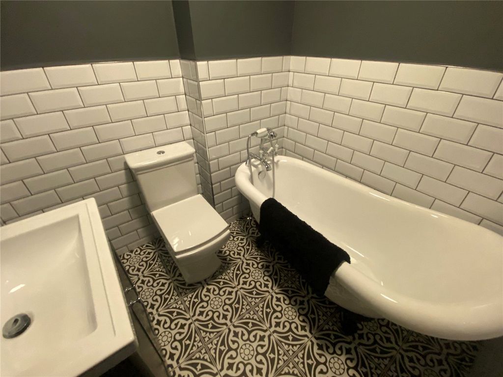 Property photo 3 of 11 Bathroom