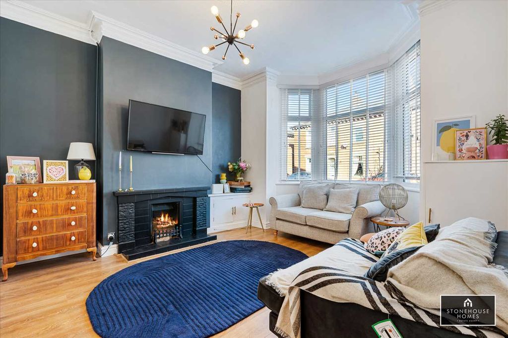 Property photo 2 of 14 Lounge