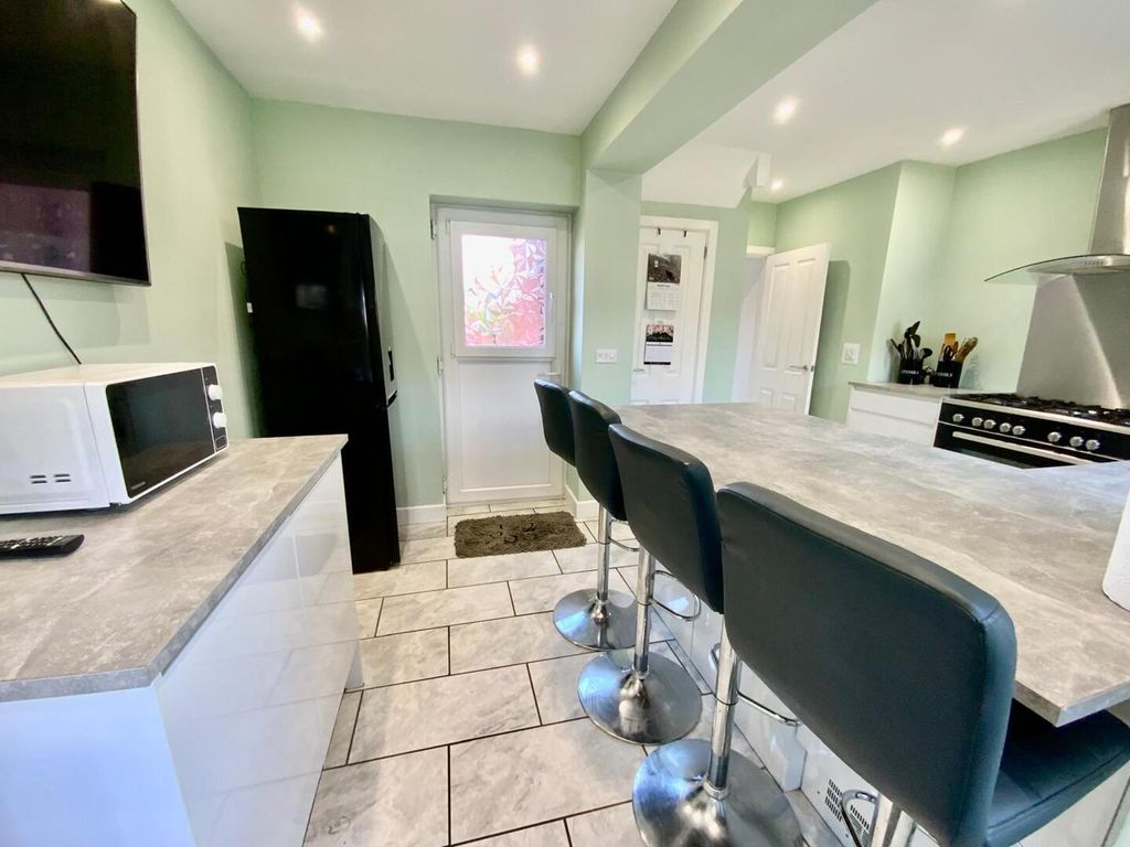 Property photo 3 of 20 Kitchen