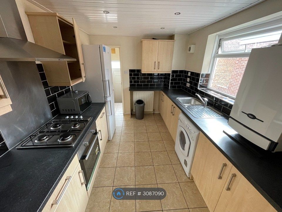 Property photo 3 of 11 Kitchen