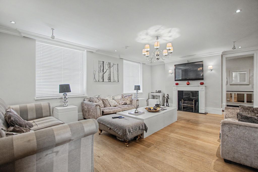 Property photo 3 of 23 26 Wellington Road, St Johns Wood, London Nw8 9Sp