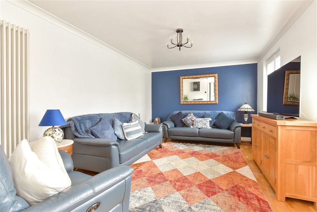 Property photo 3 of 11 Lounge