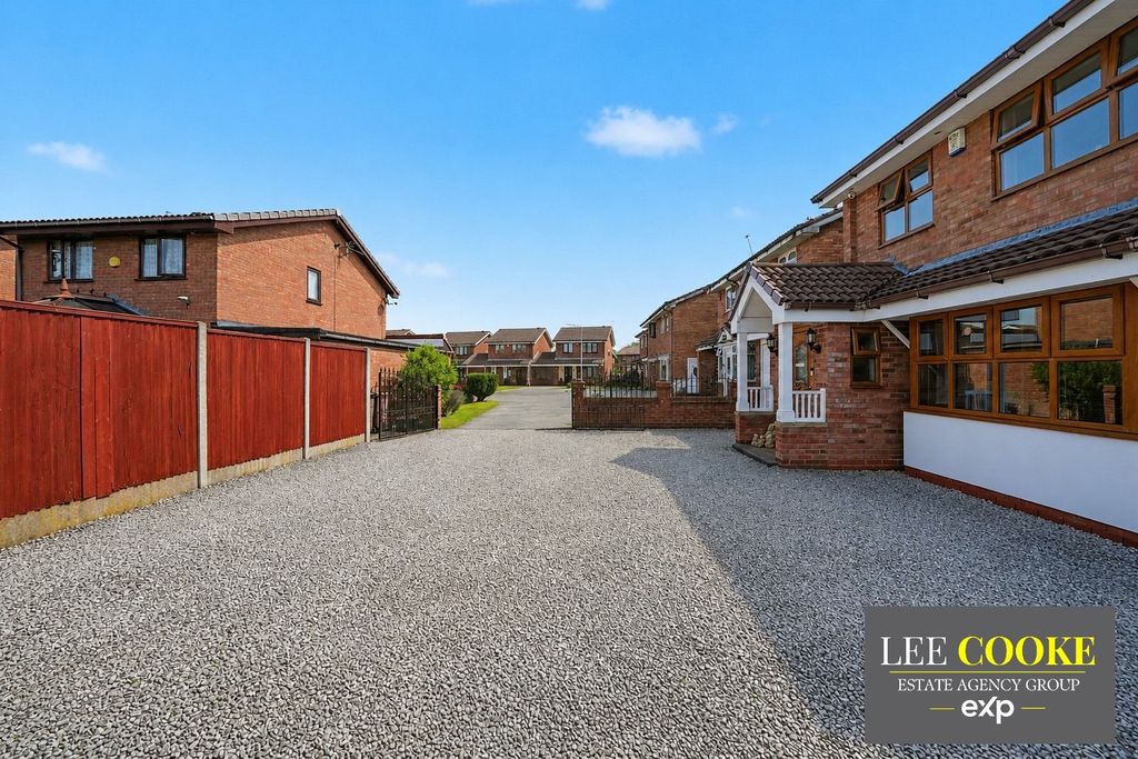 3 bed link detached house for saleCroxley Gardens, Hadley Heath, Willenhall WV13 photo 4