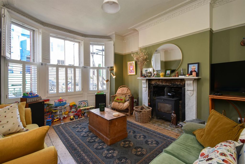 Property photo 1 of 26 Living Room