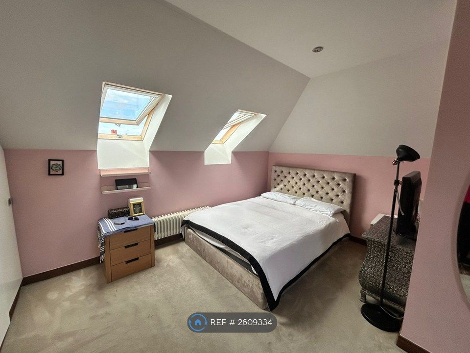 Property photo 1 of 13 Large Ensuite Room