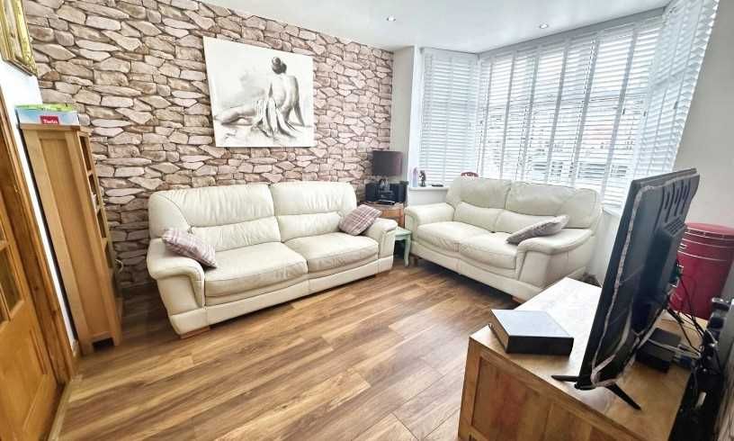 Property photo 3 of 13 Lounge