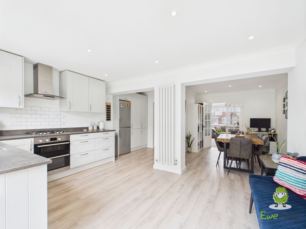 Property photo 2 of 27 Ewemove Estate Agents Basingstoke