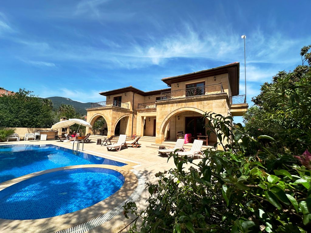 Property photo 2 of 25 Grand Private Villa With Pool And Luxury Facilities - A Large Plot With Gardens And Pool