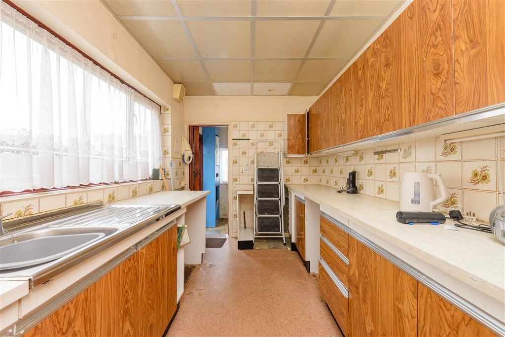 Property photo 3 of 11 Kitchen