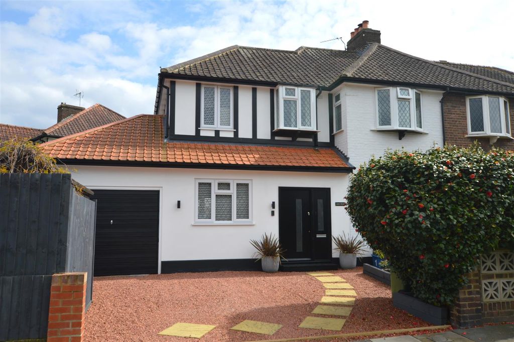 Property photo 1 of 19 1 Short Way April 24.Jpg