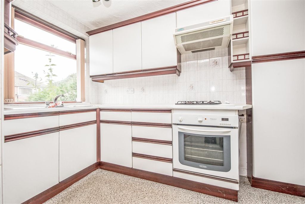 Property photo 3 of 19 Fitted Kitchen: