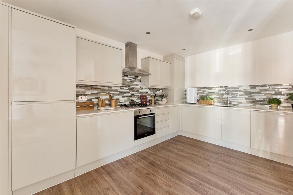 Property photo 3 of 29 Stainfourth Road, E17