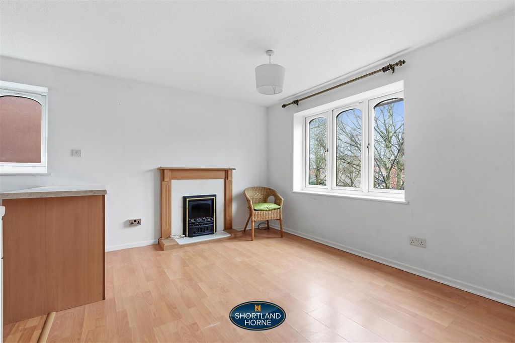 Property photo 3 of 12 39 Dawes Close (4 Of 11).Jpg