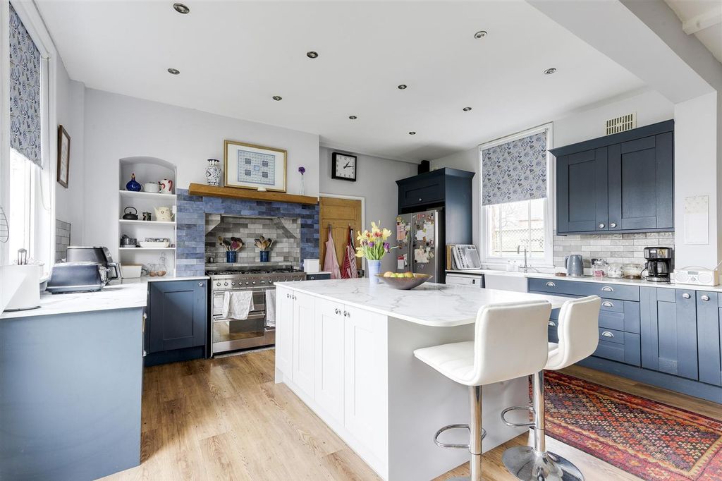 Property photo 2 of 41