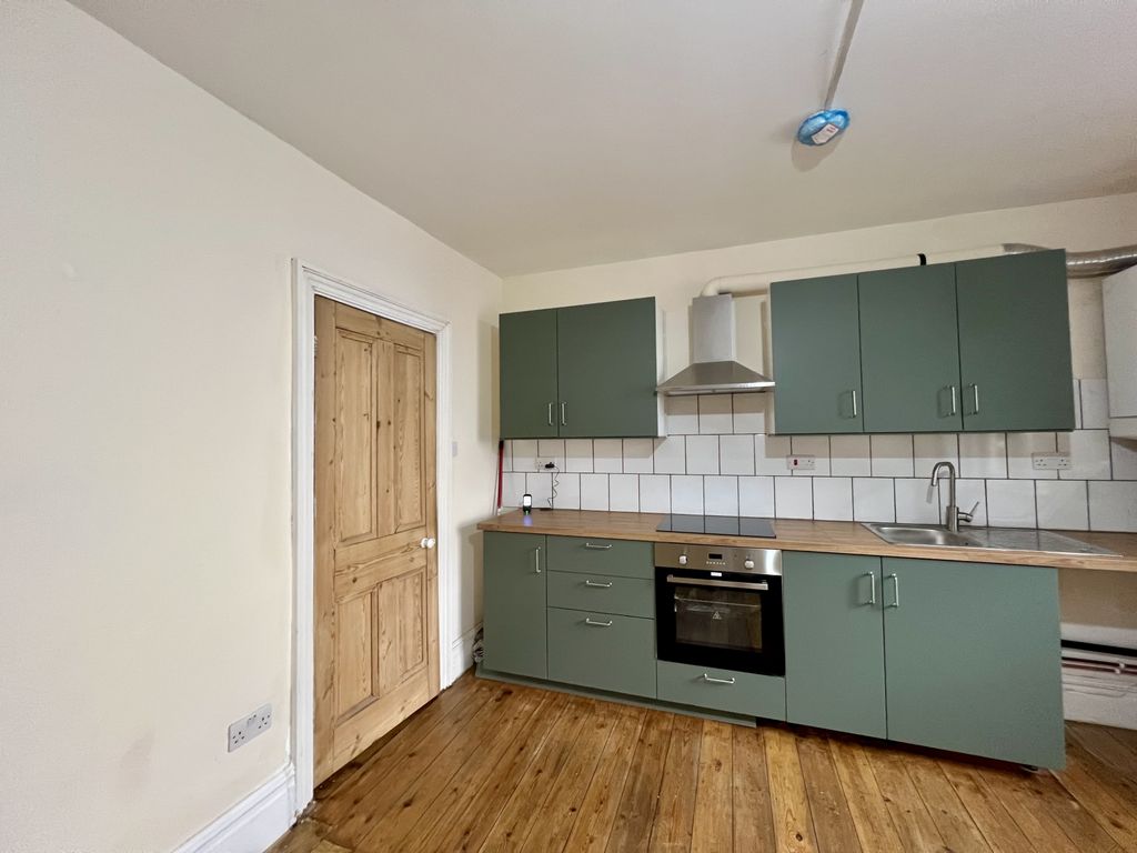 Property photo 1 of 10 An Extremely Spacious, First Floor, One Bedroom Flat To Rent In The Heart Of N8!