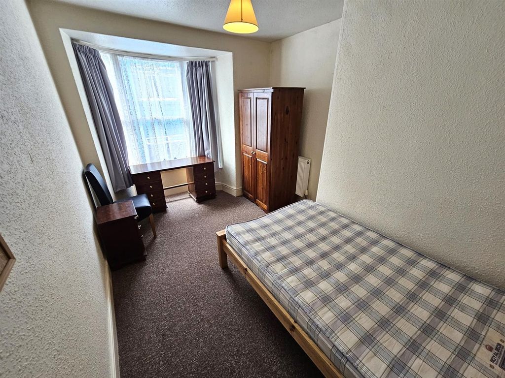 Property photo 2 of 10 Room 4.Jpg