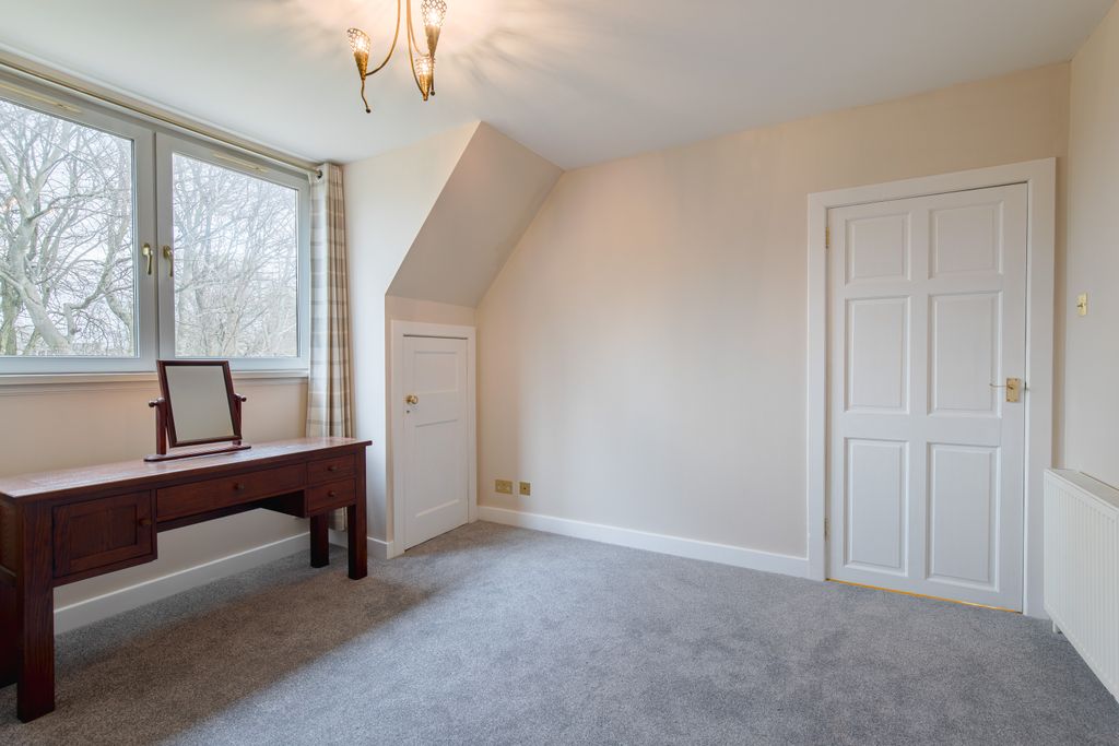 Property photo 3 of 18 Bed2Angle2