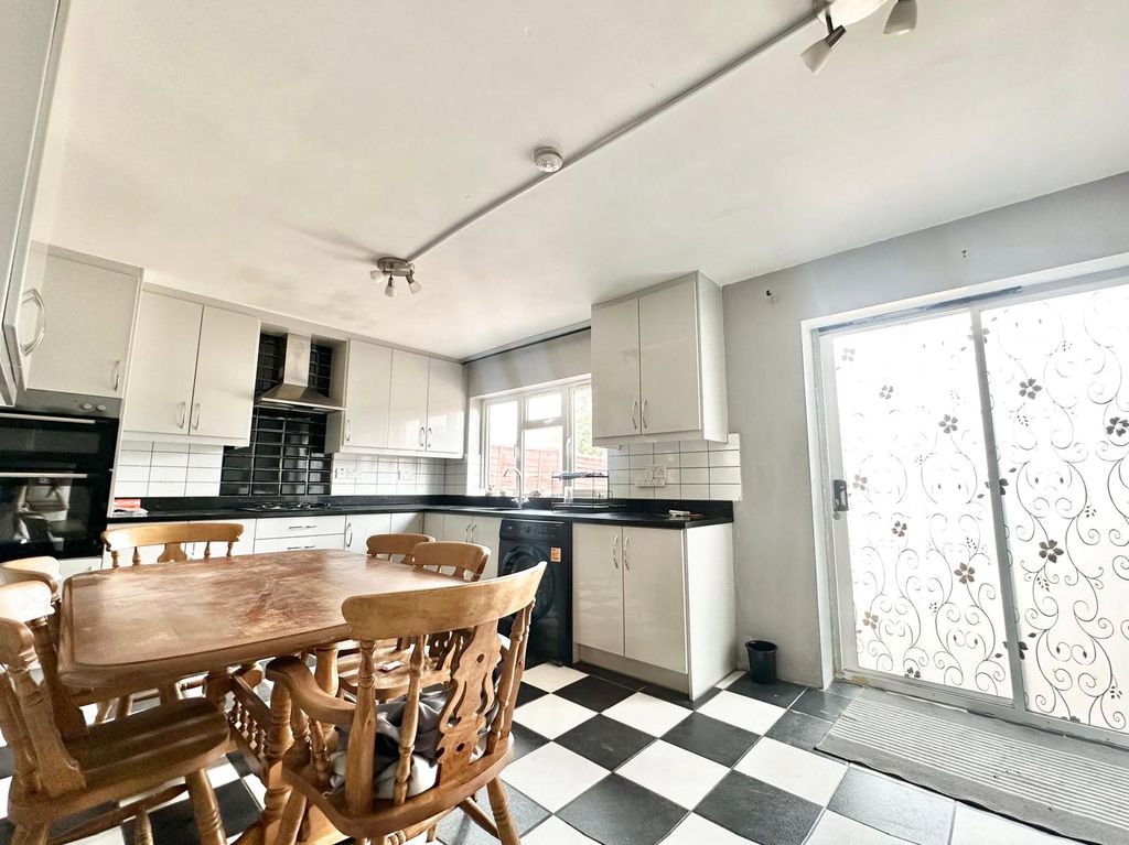 Property photo 2 of 11 Kitchen