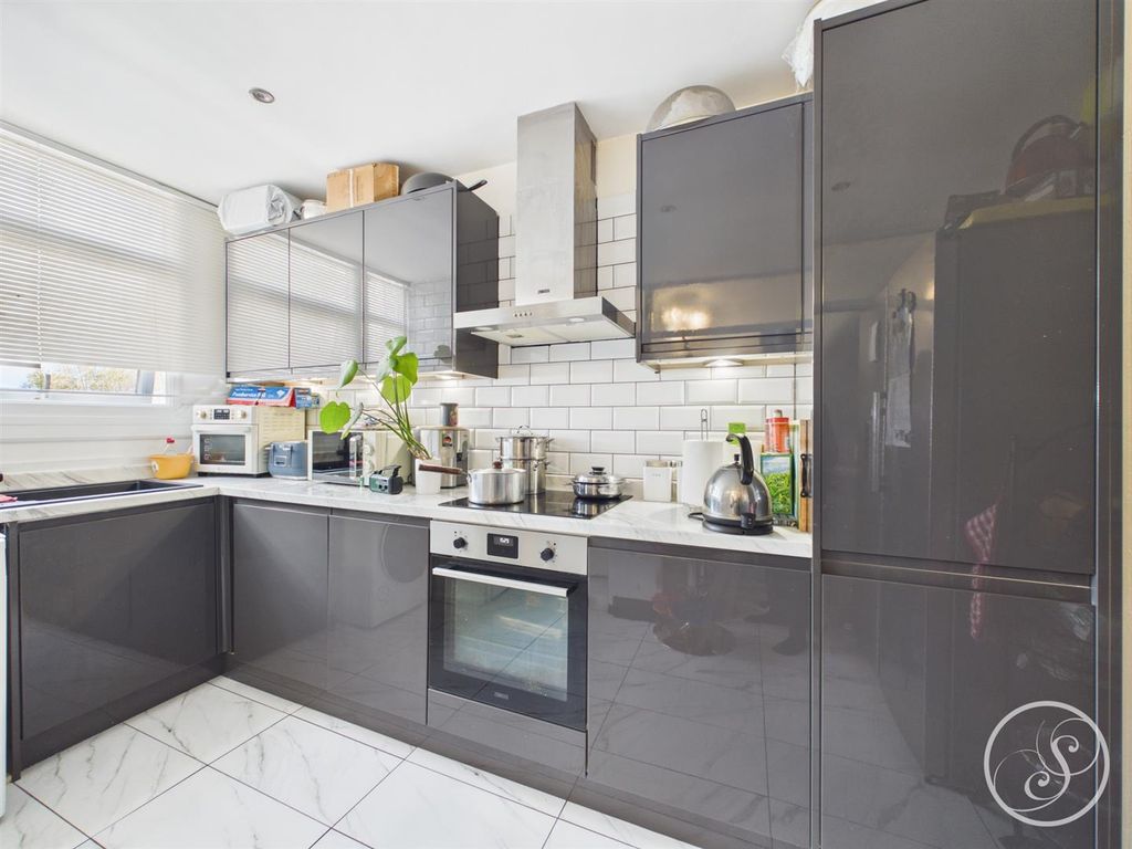 Property photo 2 of 11 Kitchen