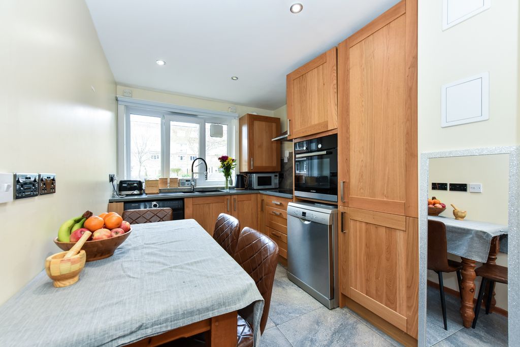 Property photo 2 of 16 82 Parkside Estate (11)