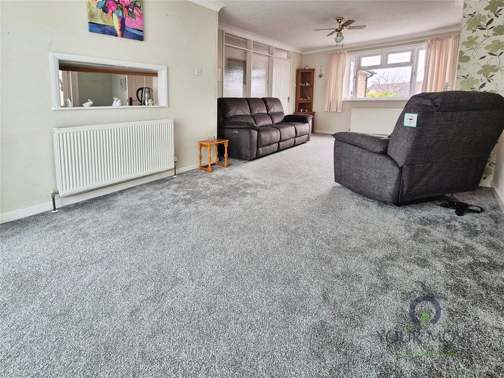 Property photo 2 of 17 Lounge